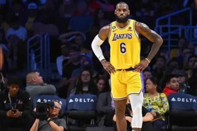 开云体育-赛季得分新高+7记三分 詹姆斯带队两连胜强势回归