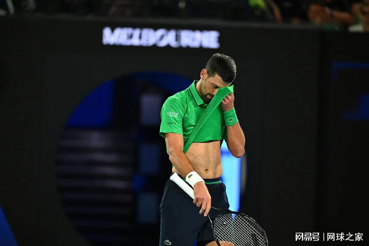 开云体育-德约泄愤险些击中球童，主裁网开一面才避免被再次判负